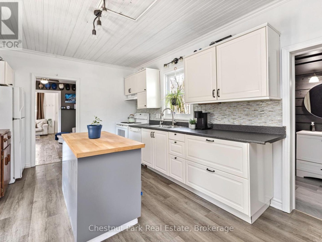 5 SPADINA AVENUE, 