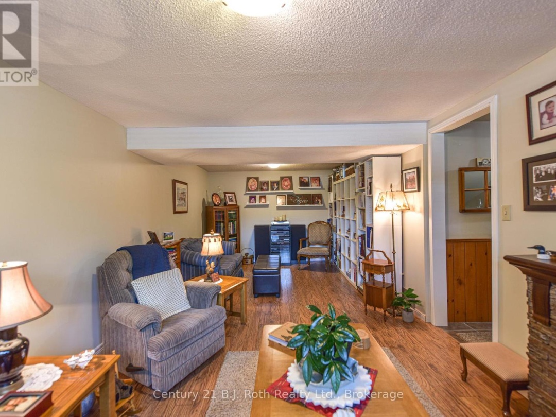 297 MATCHEDASH STREET N, 