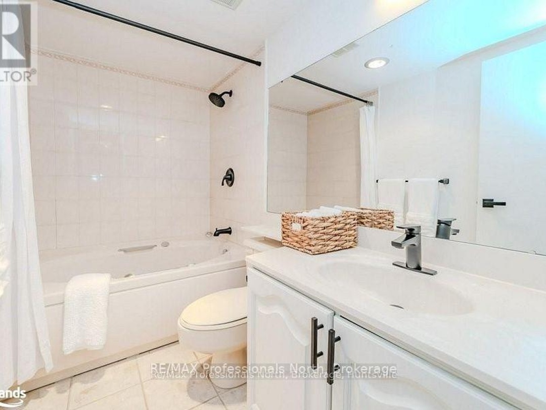105 33 Deerhurst Greens Drive, Peninsula Lake