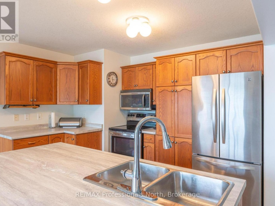 1075 COMAK CRESCENT, 