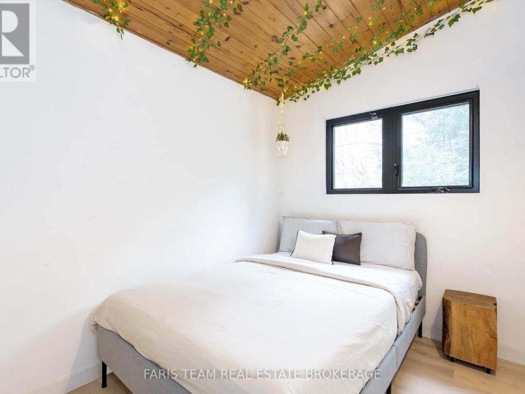 7475 ISLAND CRESCENT, 