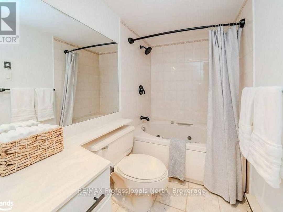 105 33 Deerhurst Greens Drive, Peninsula Lake