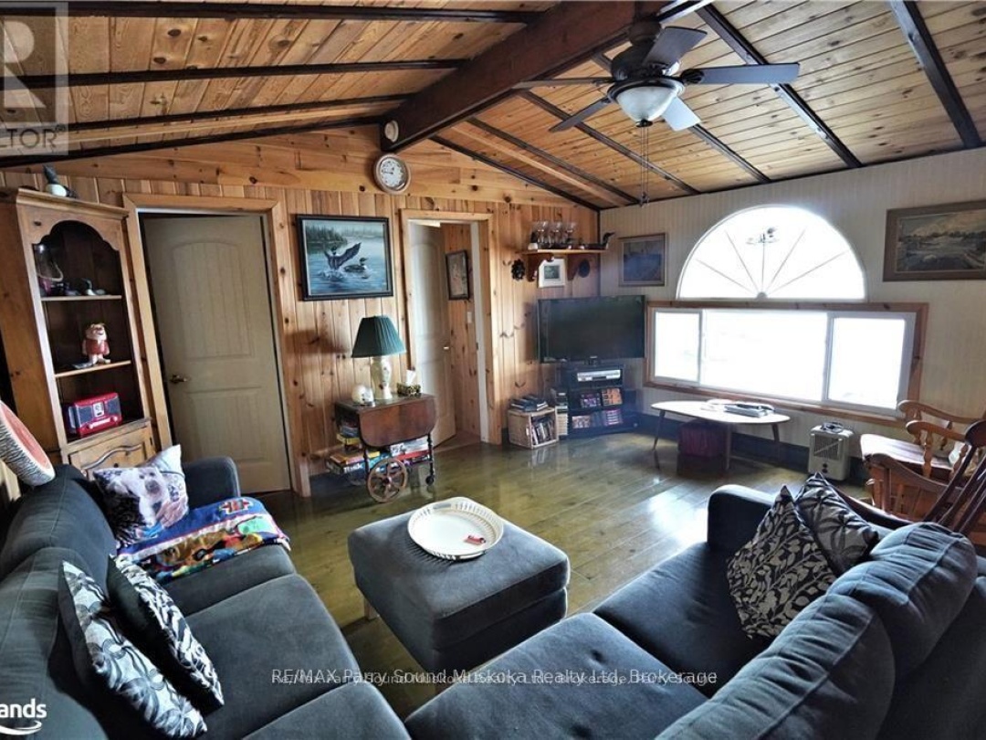 121 Healey, Healey Lake