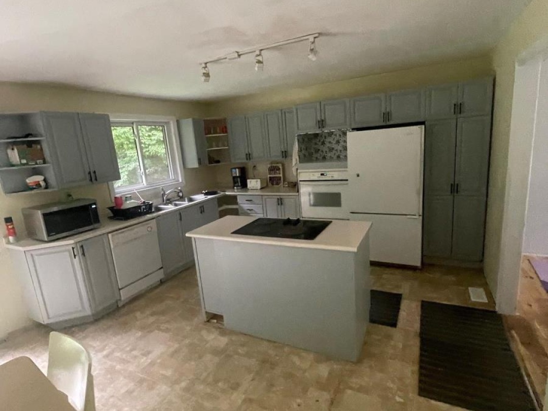 1044 ASHLEY LANE, 