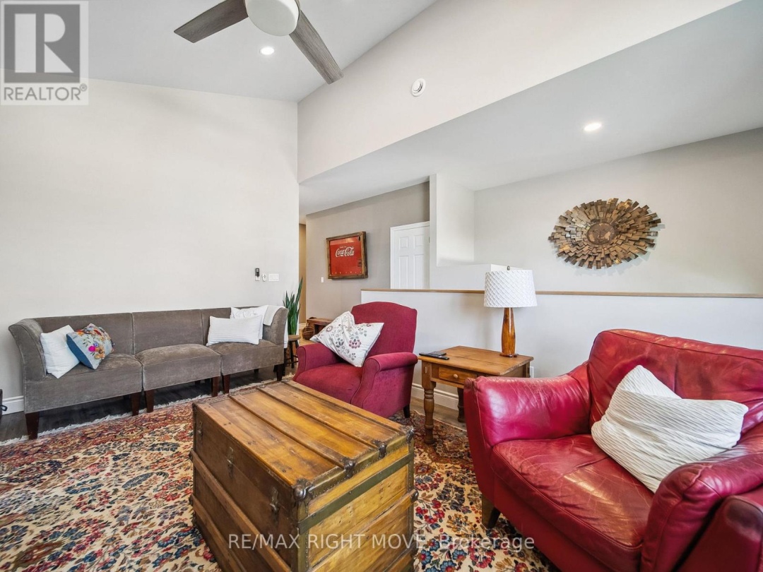 1 & 2 - 112B CREIGHTON STREET S, 