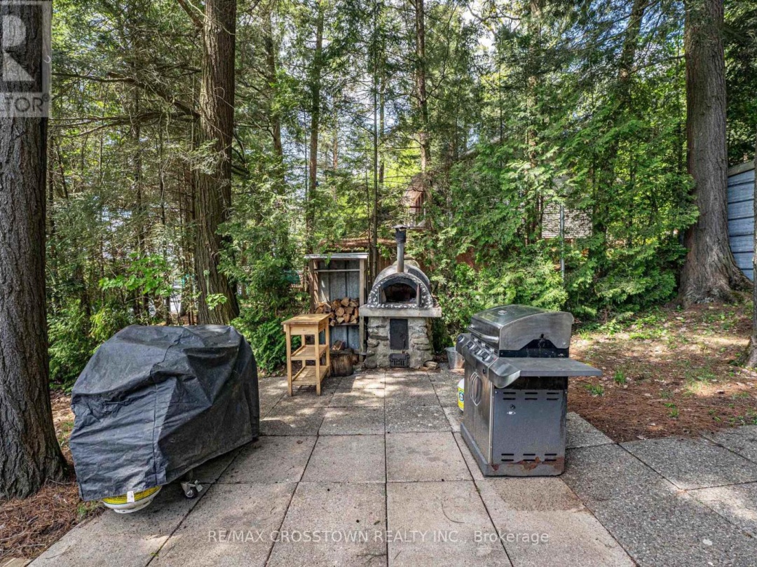 228 Macbeth Island, Wood Lake