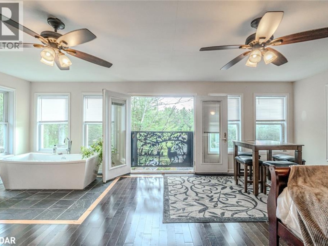 4 CLOVER Court, 