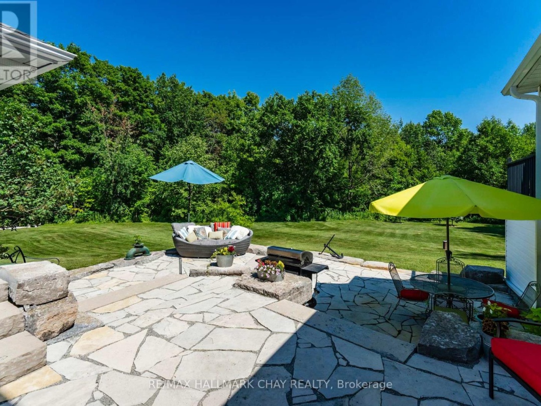 403 MOONSTONE ROAD E, 