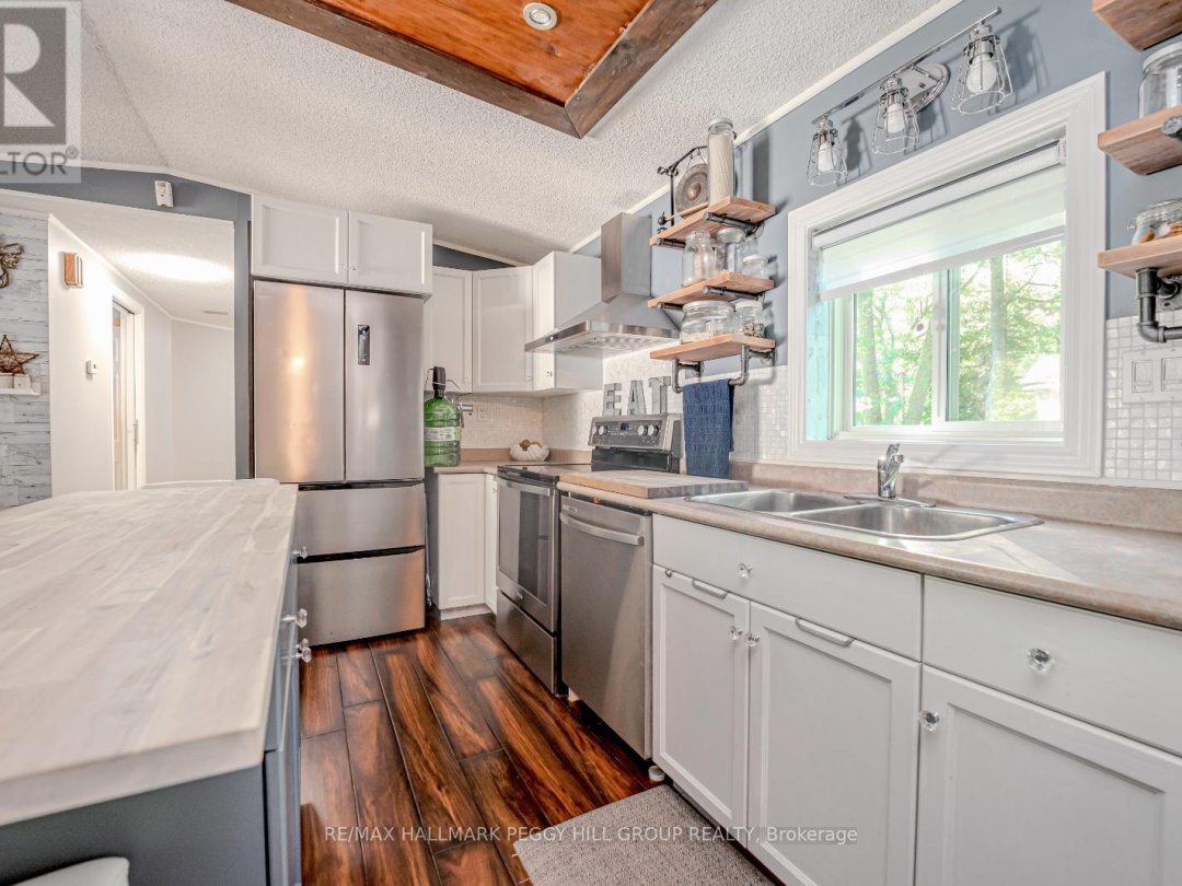 7498 Island Crescent, Black Lake