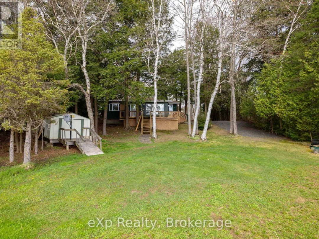 36 Roberts Lake Road E, Roberts Lake