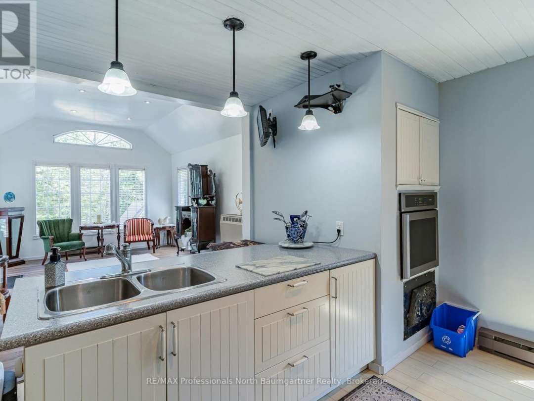 1065 Cloverleaf Road, Kennisis Lake