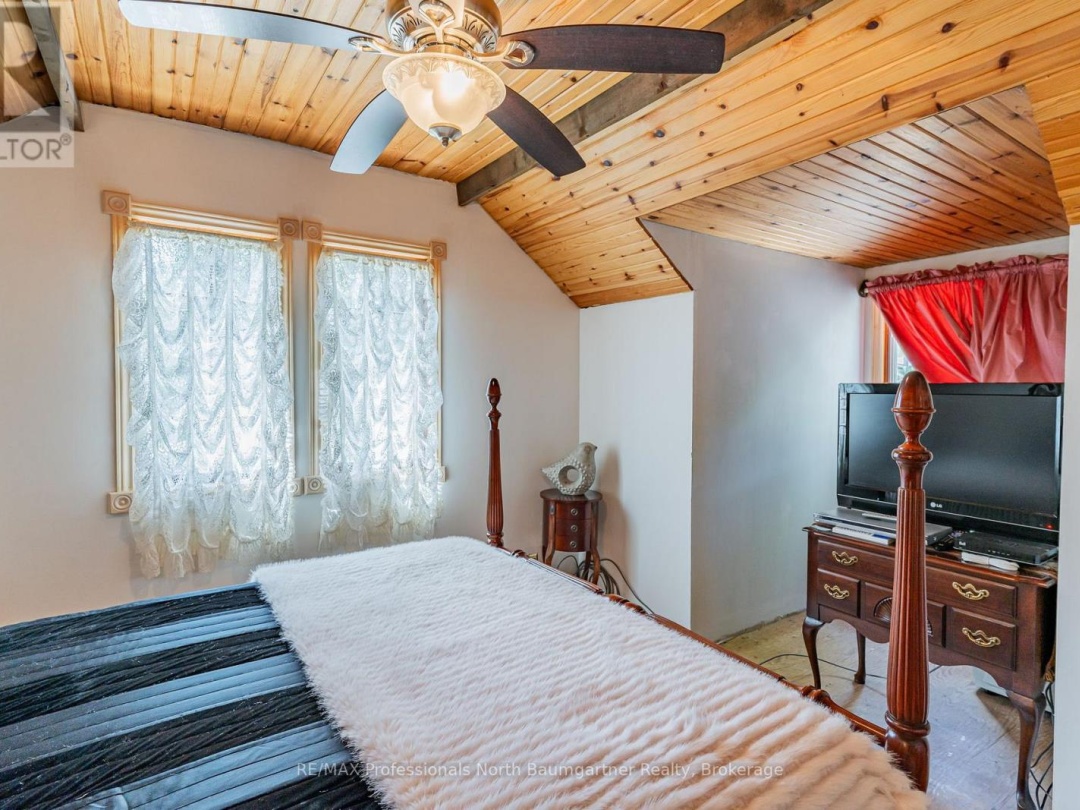 1065 Cloverleaf Road, Kennisis Lake