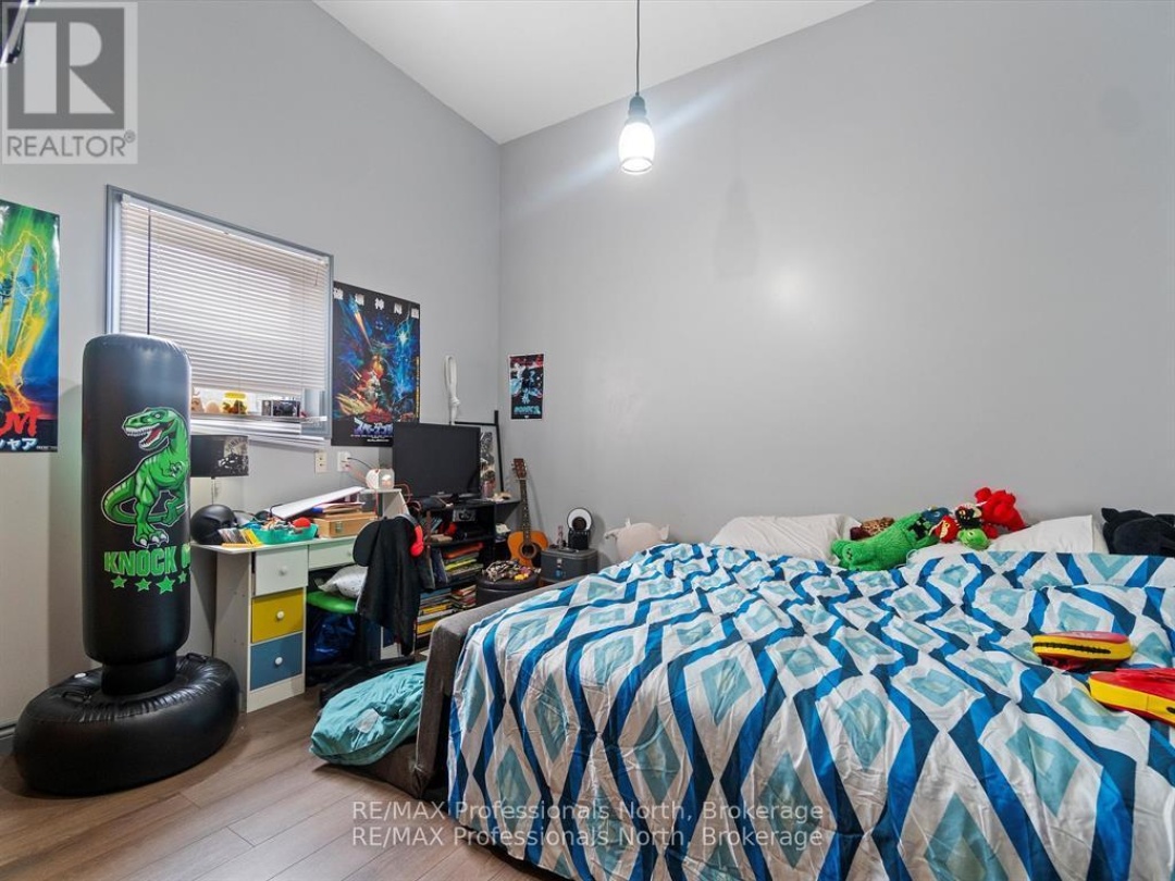 950 MUSKOKA ROAD S, 