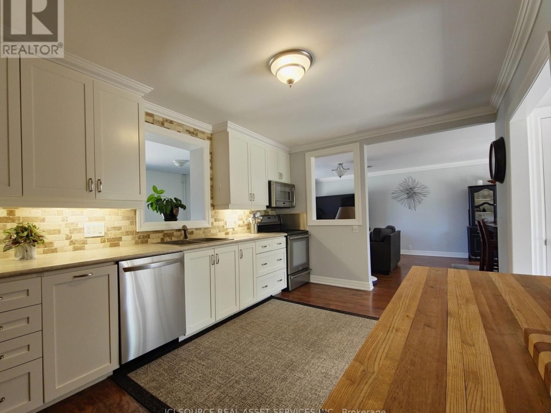 653 SIMCOE STREET, 