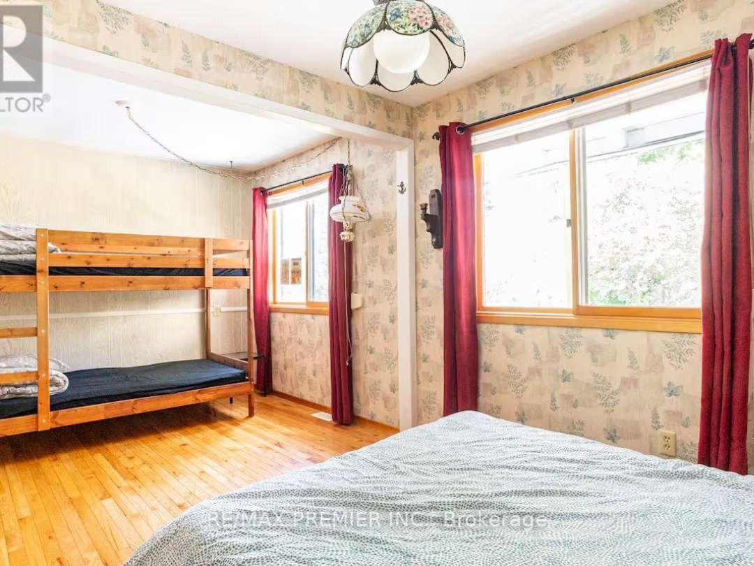 570 Phillip Street E, Gull Lake