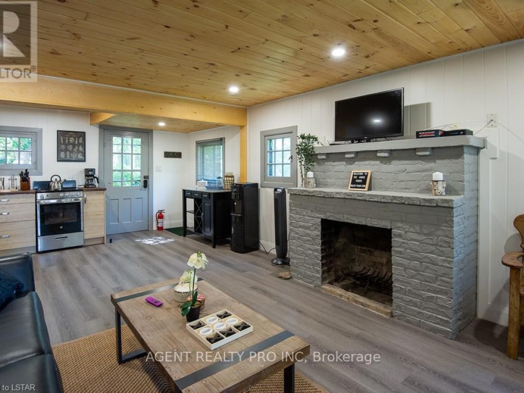21 ORIOLE ROAD, Cameron Lake