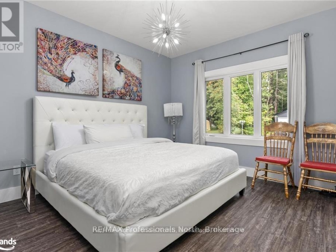 379 Santas Village Road W, Lake Muskoka