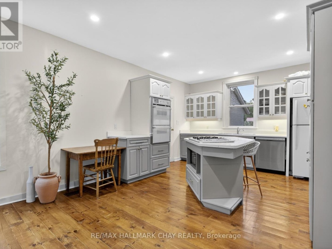 400 PETER STREET N, 