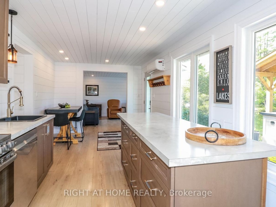8150 Laidlaw Avenue, Severn Lake