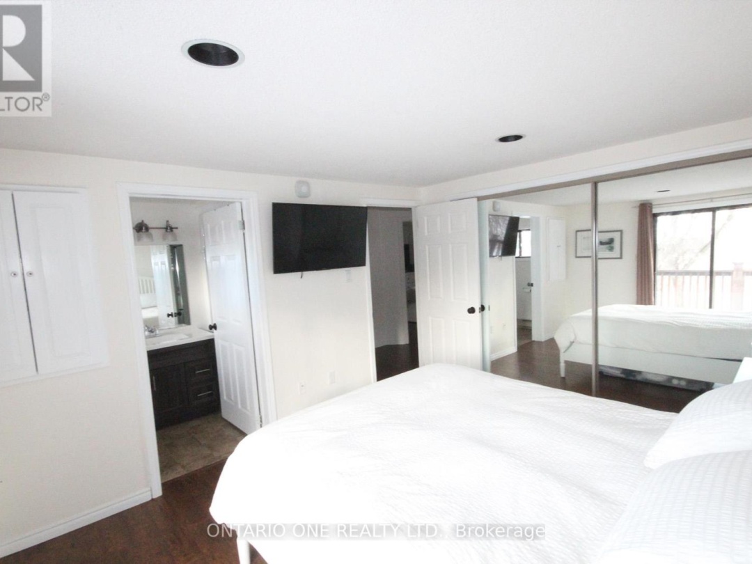 811 BAY STREET, 