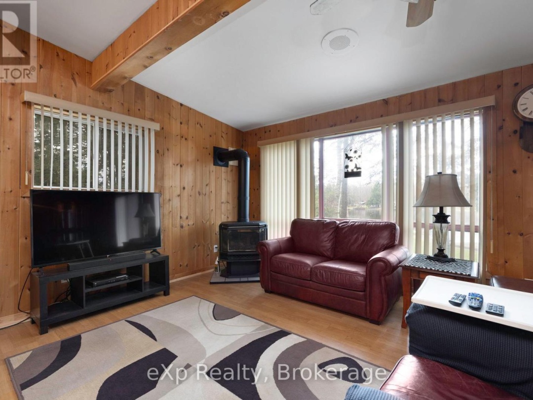 36 Roberts Lake Road E, Roberts Lake