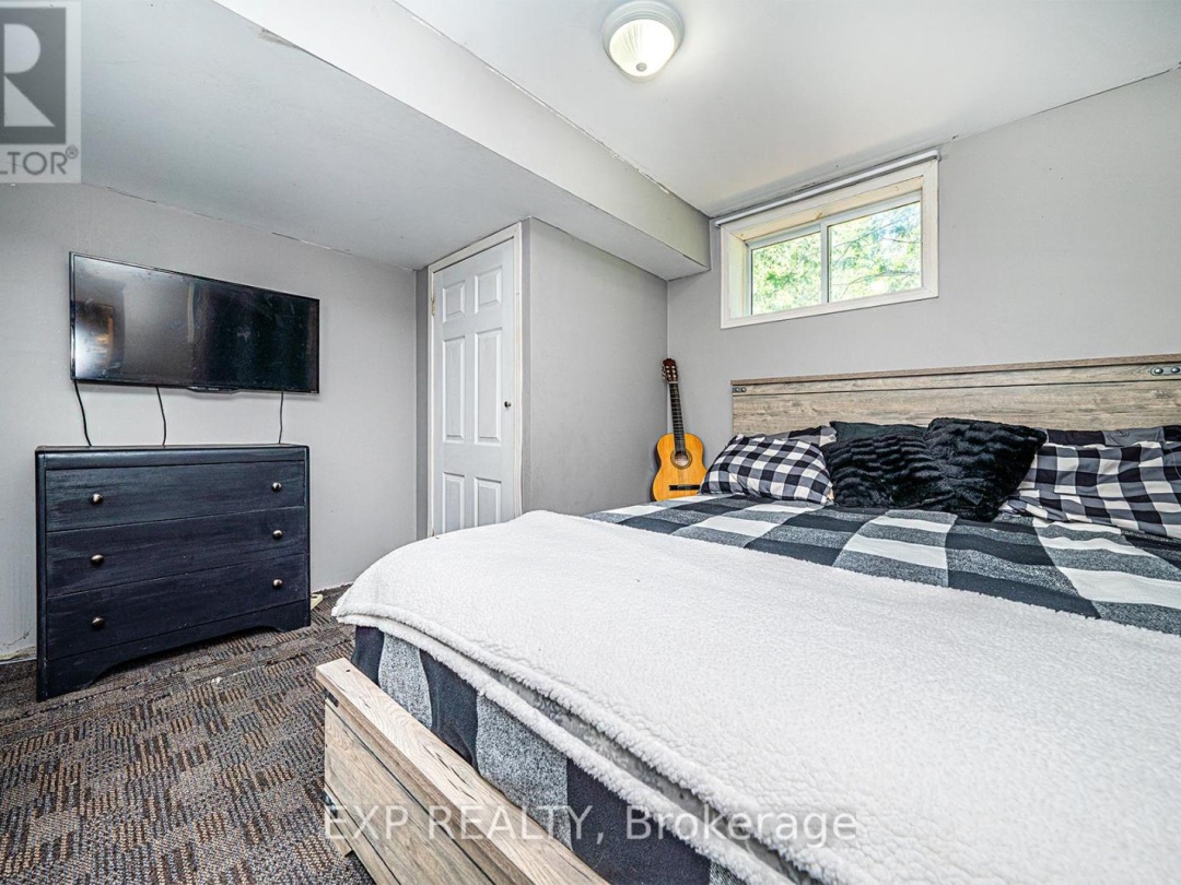 8 PINEWOOD BOULEVARD, 