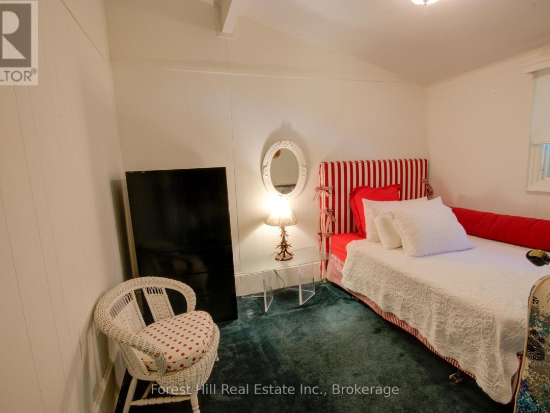 21 LAKEVIEW CRESCENT, 