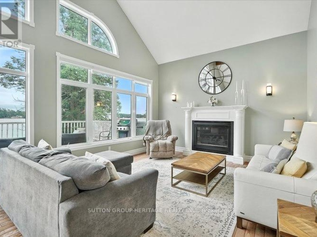 400 FRONT STREET W, 