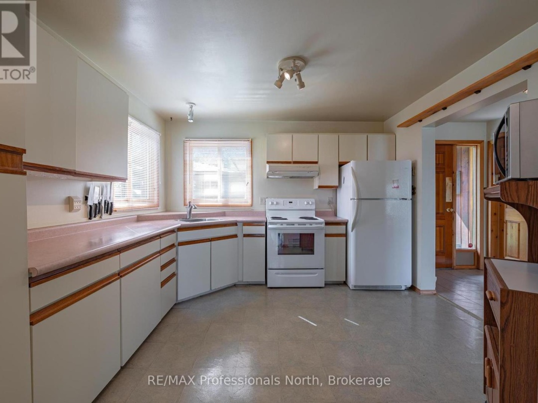1070 Glamorgan Road E, Gooderham Lake