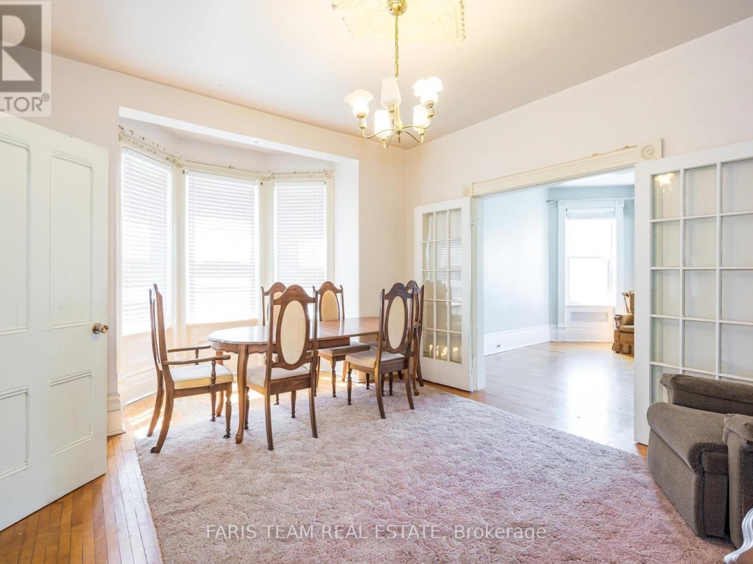 9 BORLAND STREET E, 