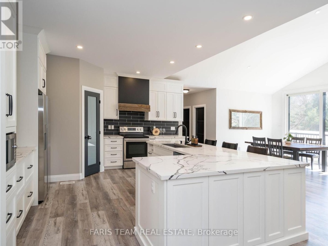 151 Mount Saint Louis Road E, Coldwater Lake