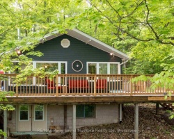 Cottage for Sale on Horseshoe Lake
