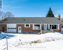 Cottage for Sale on Maple Lake