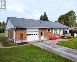 Cottage for Sale on Maple Lake